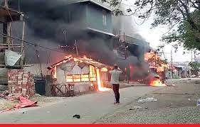 Manipur Violence: इंफाल में केंद्रीय मंत्री के घर को उपद्रवियों ने लगाई आग पेट्रोल बम भी फेंके
