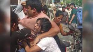 महिला पायलट की हैवानियत: 10 साल की घरेलू सहायिका को लात घूंसों से पीटा प्रेस से जलाया पति ने भी दिया साथ
