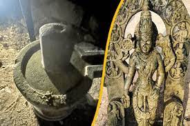 नदी खोद रहे थे मजदूर अचानक हाथ लगी 1 हजार साल पुरानी मूर्तियां चेहरा देख हैरान हुए लोग
