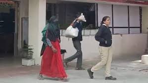 दिल्ली की सड़कों पर महिला गैंग सक्रिय: वाहन चालकों को मदद के बहाने रोकती हैं औरतें फिर दिखातीं अपना असली रूप
