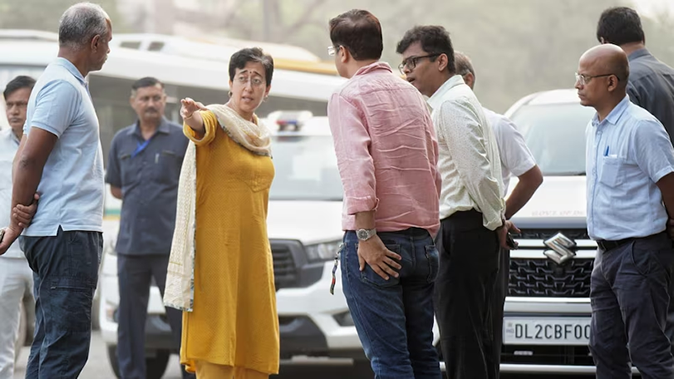 ग्राउंड जीरों पर CM आतिशी: दिवाली तक गड्ढामुक्त हो जाएंगी दिल्ली की सड़कें, मंत्री से विधायकों तक का निरीक्षण
