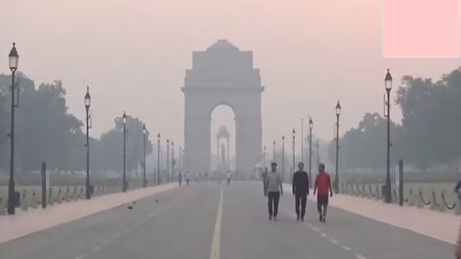 Delhi Pollution: दिल्ली में छाई धुंध खराब श्रेणी में पहुंचा AQI; दिल्ली सरकार ने बुलाई आपात बैठक
