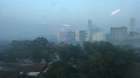 Delhi NCR Weather: दिल्ली-एनसीआर में दिखी कोहरे की सफेद चादर, दृश्यता रही कम; 26 ट्रेनें लेट उड़ानों पर असर
