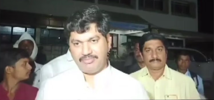 Dhananjay Munde: धनंजय मुंडे ने छोड़ा मंत्री पद, सीएम फडणवीस को सौंपा इस्तीफा; कराड की वजह से लेना पड़ा फैसला
